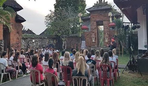 Tips Berkomunikasi dengan Penduduk Lokal di Destinasi Wisata